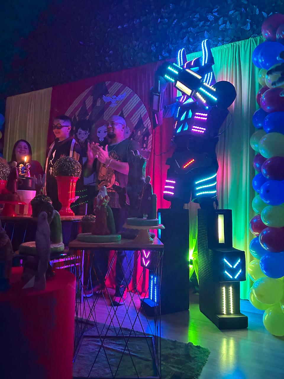 Robô de LED em festa temática com decoração iluminada
