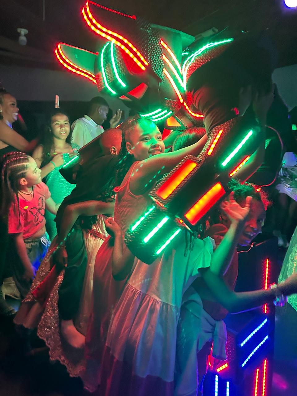 Robô de LED da BotUp Eventos animando a pista com o público